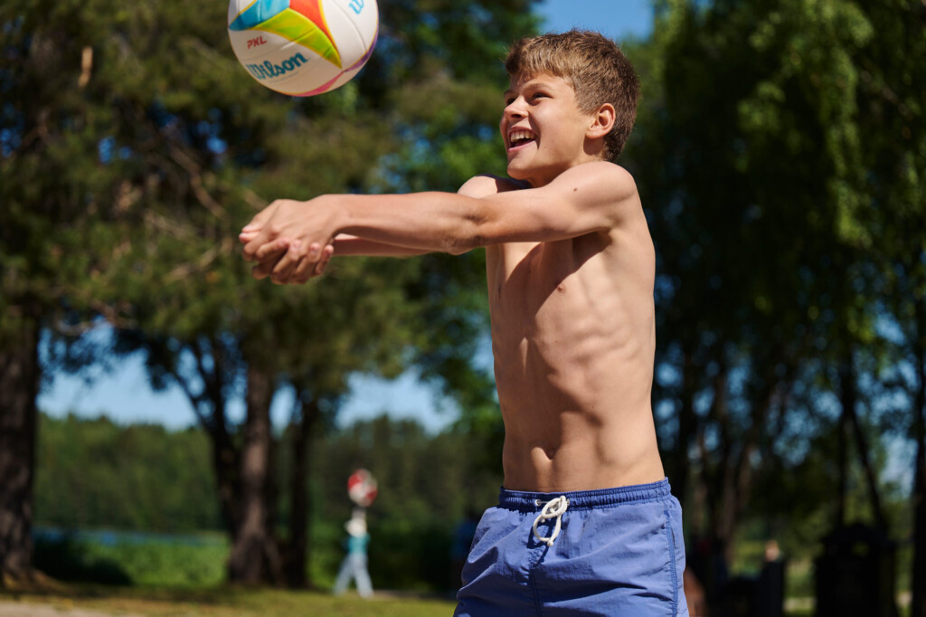 Gutt spiller volleyball